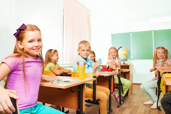 Rangées de bureau avec enfants — Photo