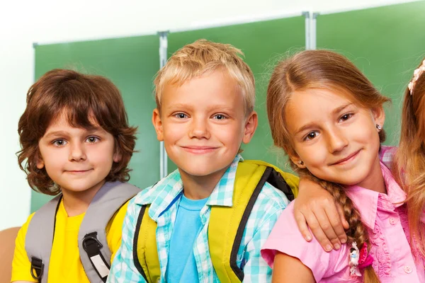 Groep van kinderen stand en knuffel — Stockfoto