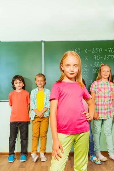 Girl stands in front of kids — Stock Photo, Image