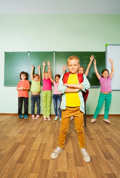 Junge steht vor Kindern — Stockfoto