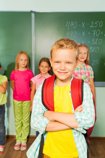 Jongen staat voor kinderen — Stockfoto