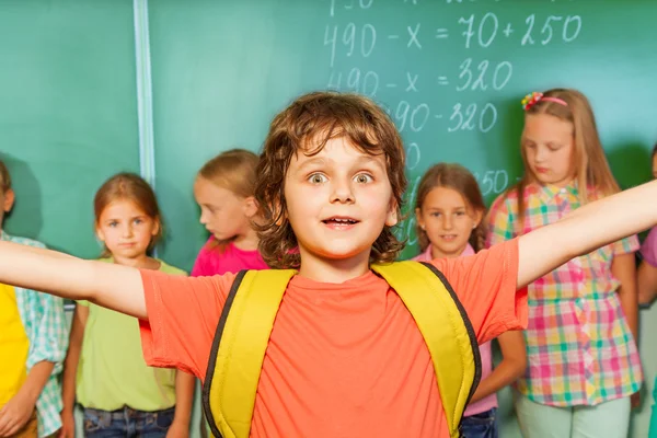 Opgewonden jongen met armen uit elkaar — Stockfoto