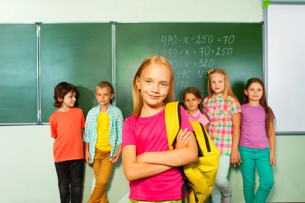 Flickan står nära blackboard — Stockfoto