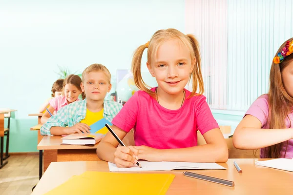 Crianças escrevendo em sala de aula — Fotografia de Stock