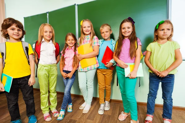 Des enfants souriants se tiennent ensemble — Photo