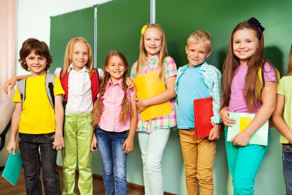 Niños sonrientes de pie juntos —  Fotos de Stock