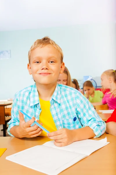 Netter Junge, der gerade aussieht — Stockfoto