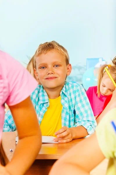 Blonder Junge sieht gerade aus — Stockfoto