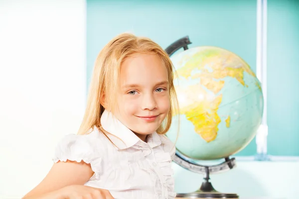 Blond meisje portret met globe — Stockfoto