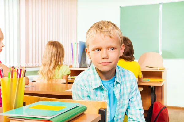 Ragazzo seduto in classe scolastica — Foto Stock