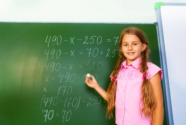 Chica con trenzas y tiza — Foto de Stock