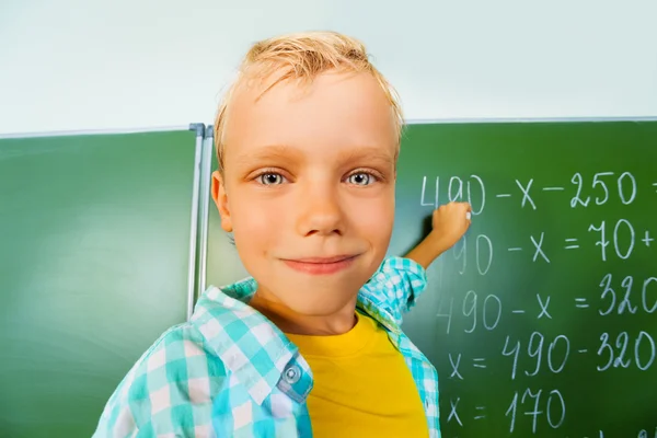 Menino com giz durante a aula de matemática — Fotografia de Stock