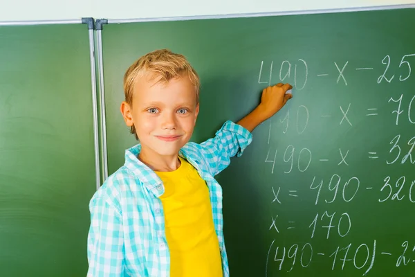 Chłopiec z kredy podczas lekcji matematyki — Zdjęcie stockowe