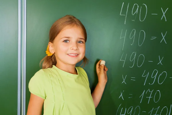 Piękna dziewczyna pisze równania — Zdjęcie stockowe