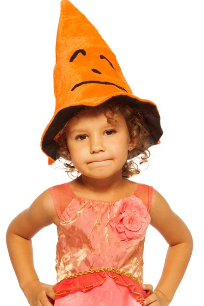 Chica en vestido y sombrero de Halloween — Foto de Stock