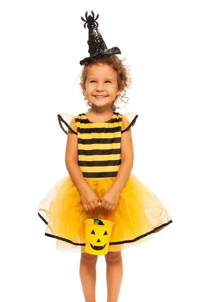 Chica con cubo de caramelo para Halloween — Foto de Stock