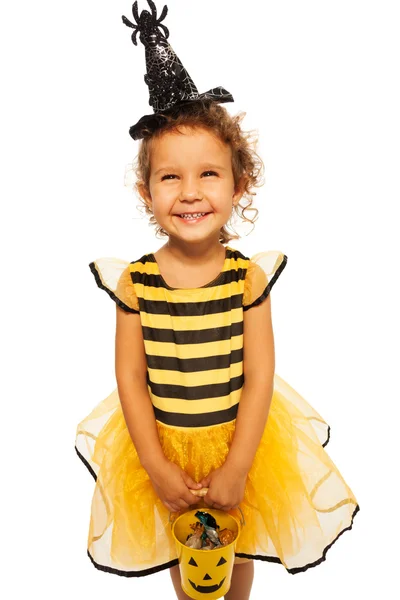 Chica con cubo de caramelo para Halloween — Foto de Stock