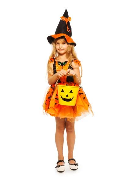 Pequeña bruja con cubo de Halloween — Foto de Stock