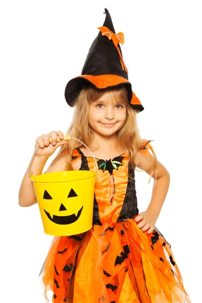 Kleine Hexe mit Halloween-Eimer — Stockfoto