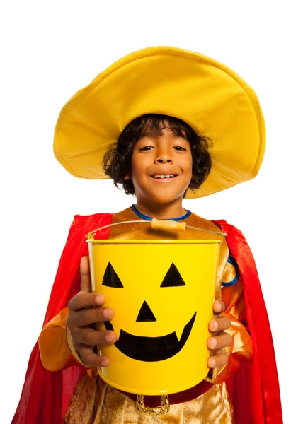 Niño disfrazado con cubo de caramelo — Foto de Stock