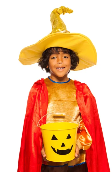 Niño disfrazado con cubo de caramelo — Foto de Stock