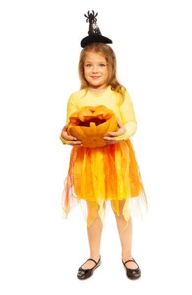 Meisje met Halloween pompoen — Stockfoto