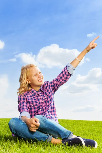 Girl sitting on green grass — Stock Photo, Image