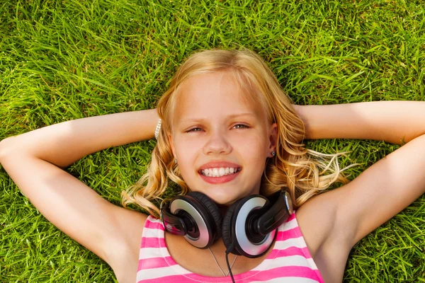 Rindo menina com fones de ouvido — Fotografia de Stock