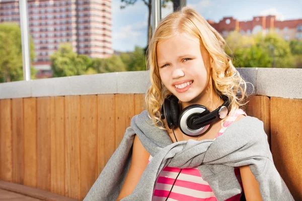 Girl wearing headphones and sweatshirt — Stock Photo, Image