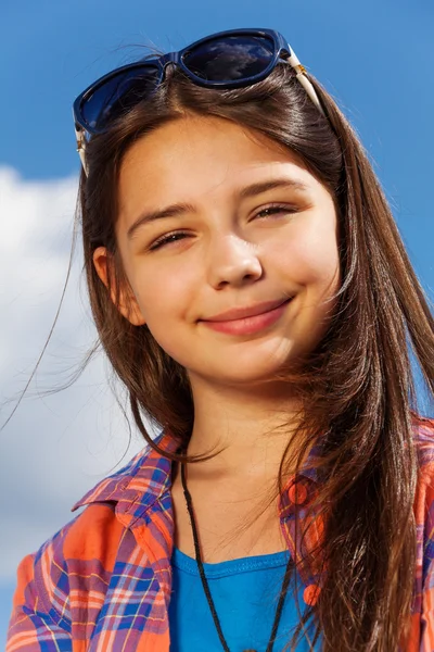 Ragazza con i capelli lunghi e occhiali da sole — Foto Stock