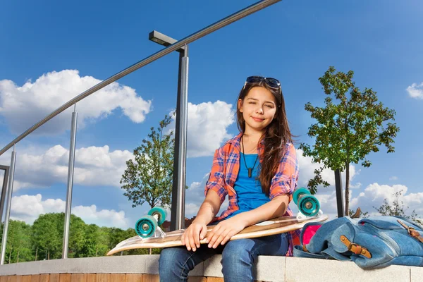 Happy girl with skateboard — Stock Photo, Image