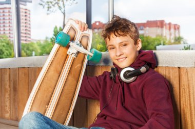 kaykay ile boy gülümseyerek