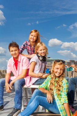 Set of sandalye üzerinde oturan arkadaşlar