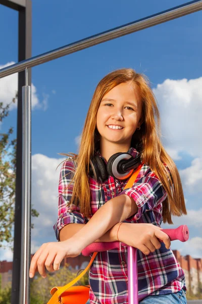 Menina positiva com fones de ouvido — Fotografia de Stock