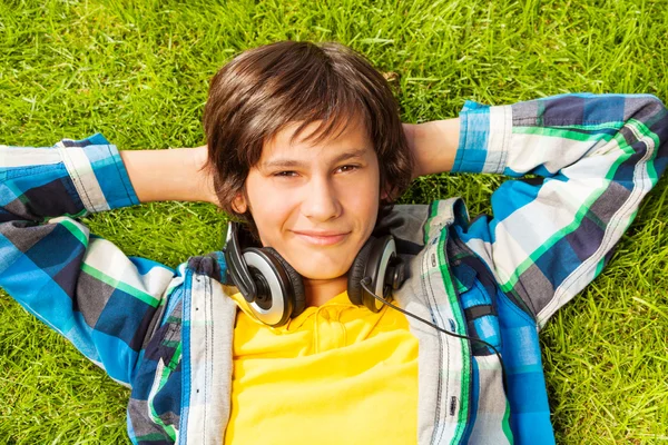 Garoto sorridente com fones de ouvido — Fotografia de Stock