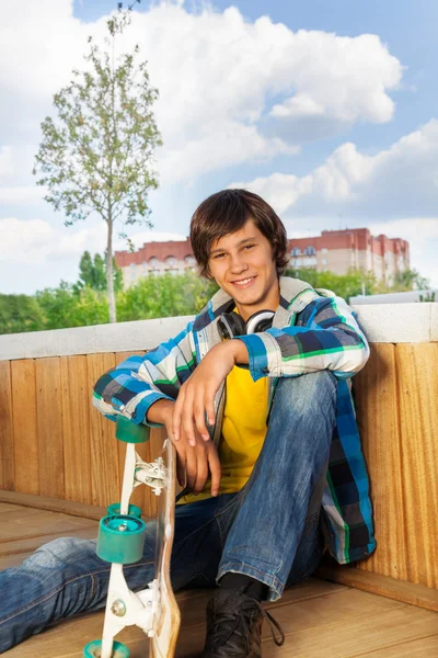 Lächelnder Junge mit Skateboard — Stockfoto