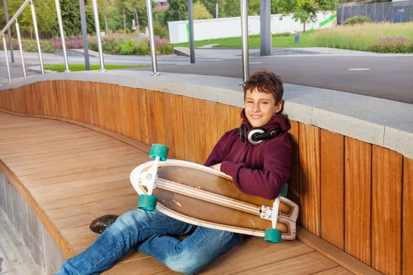 Smiling boy with skateboard — Stock Photo, Image