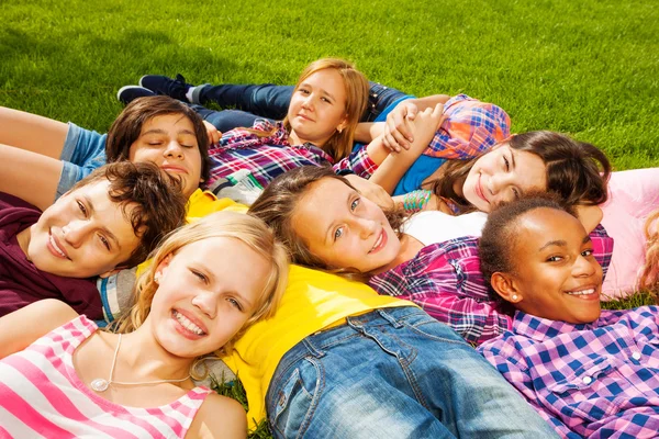 Kinder liegen auf Gras — Stockfoto