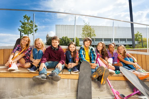 Crianças relaxantes com skates — Fotografia de Stock