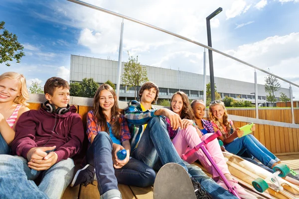 Relaxing kids with skateboards — Stock Photo, Image