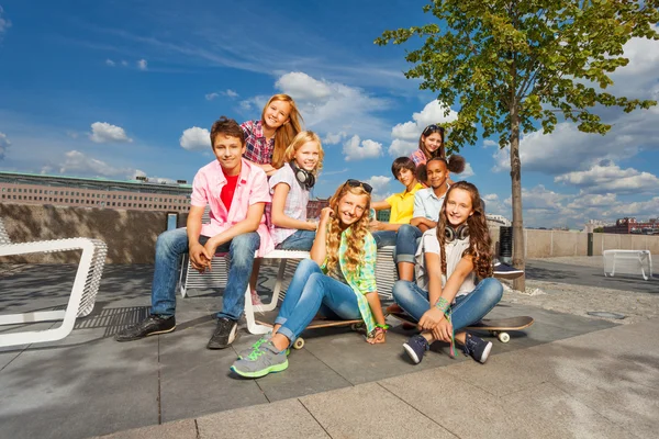 Amici seduti con gli skateboard — Foto Stock
