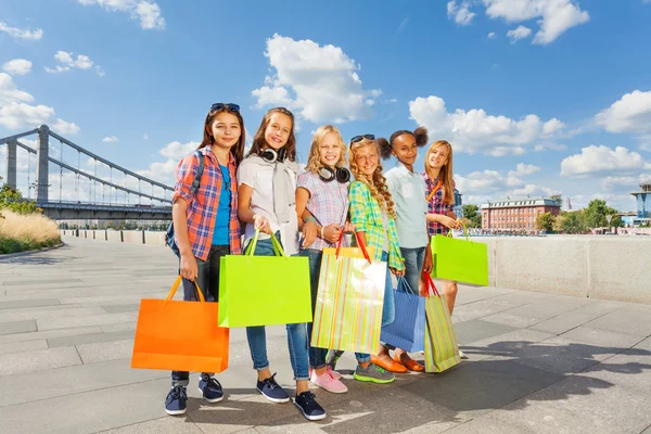 Les filles avec des sacs à provisions marchant ensemble — Photo