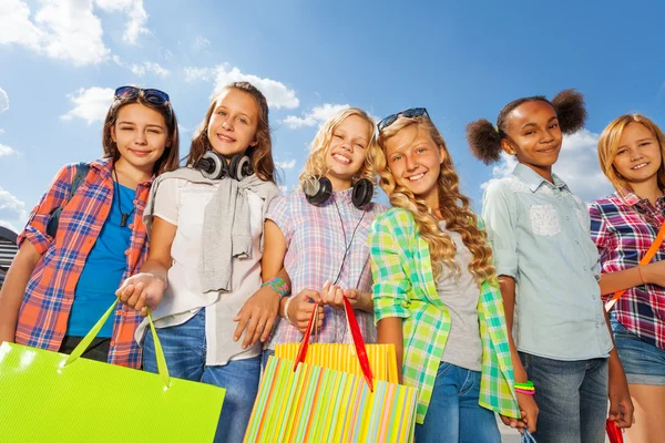 Filles avec des sacs à provisions — Photo