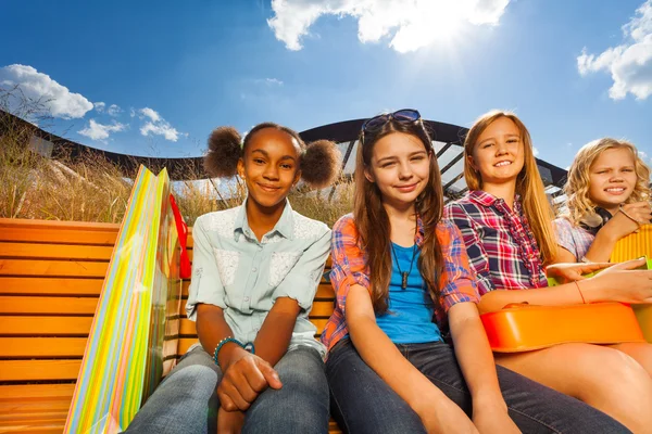 Mooie meisjes met shopping tassen — Stockfoto