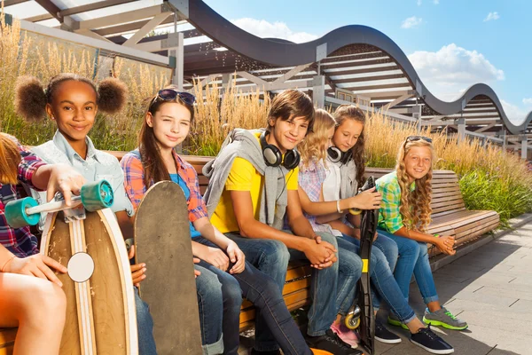 Groupe d'enfants avec skateboards — Photo