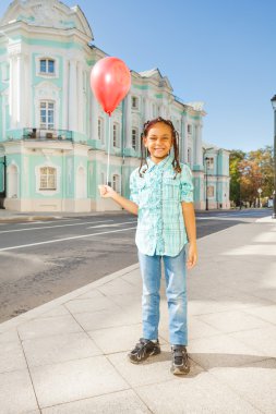 Uçan balon ile Afrikalı kız