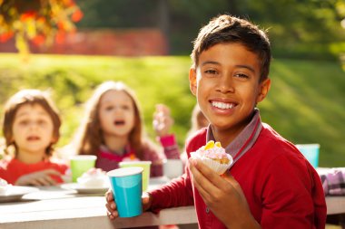 Paskalya çocuk cupcake tutarak orta