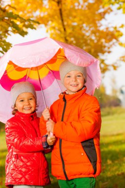 Kız şemsiye tutan çocukla