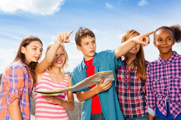 Children with map standing together — Stock Photo, Image