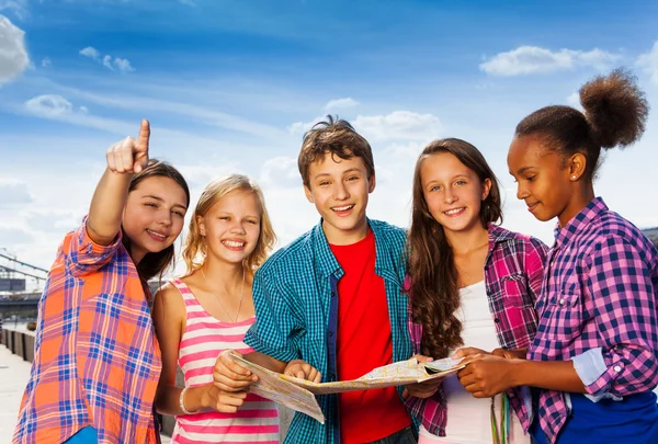 Children with map standing together — Stock Photo, Image